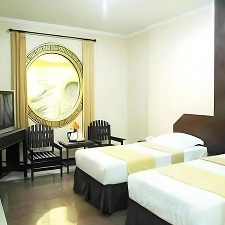 V3 Hotel Сурабая Екстериор снимка