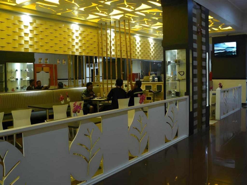 V3 Hotel Сурабая Екстериор снимка