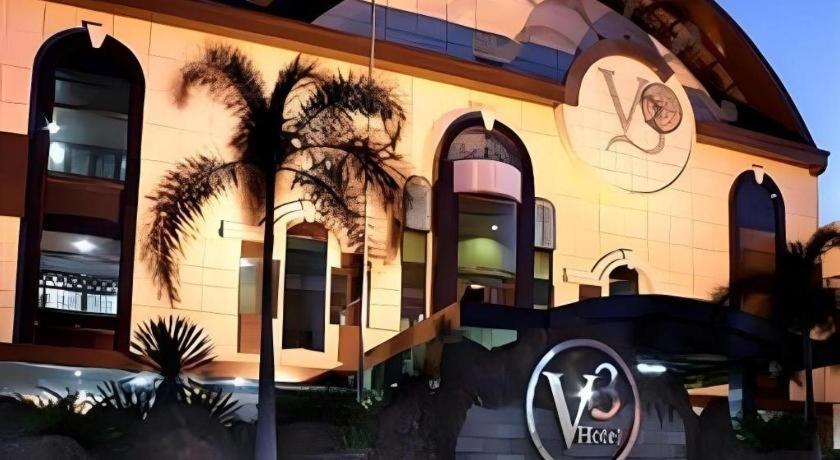 V3 Hotel Сурабая Екстериор снимка