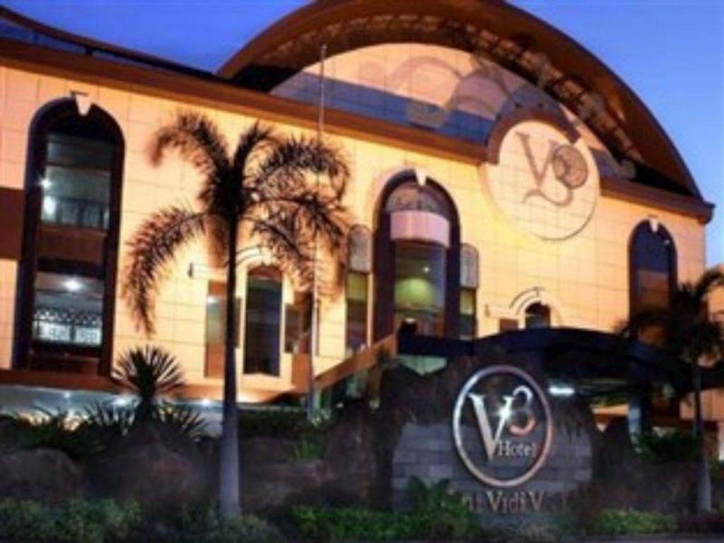V3 Hotel Сурабая Екстериор снимка