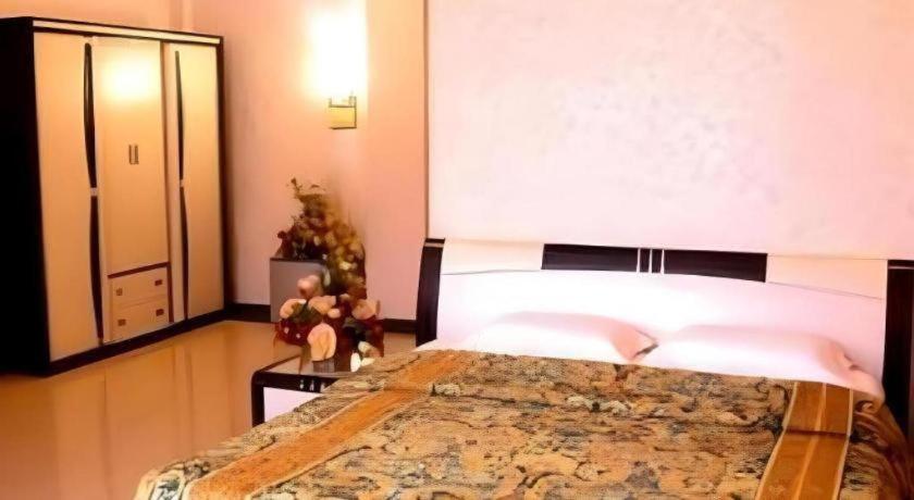 V3 Hotel Сурабая Екстериор снимка